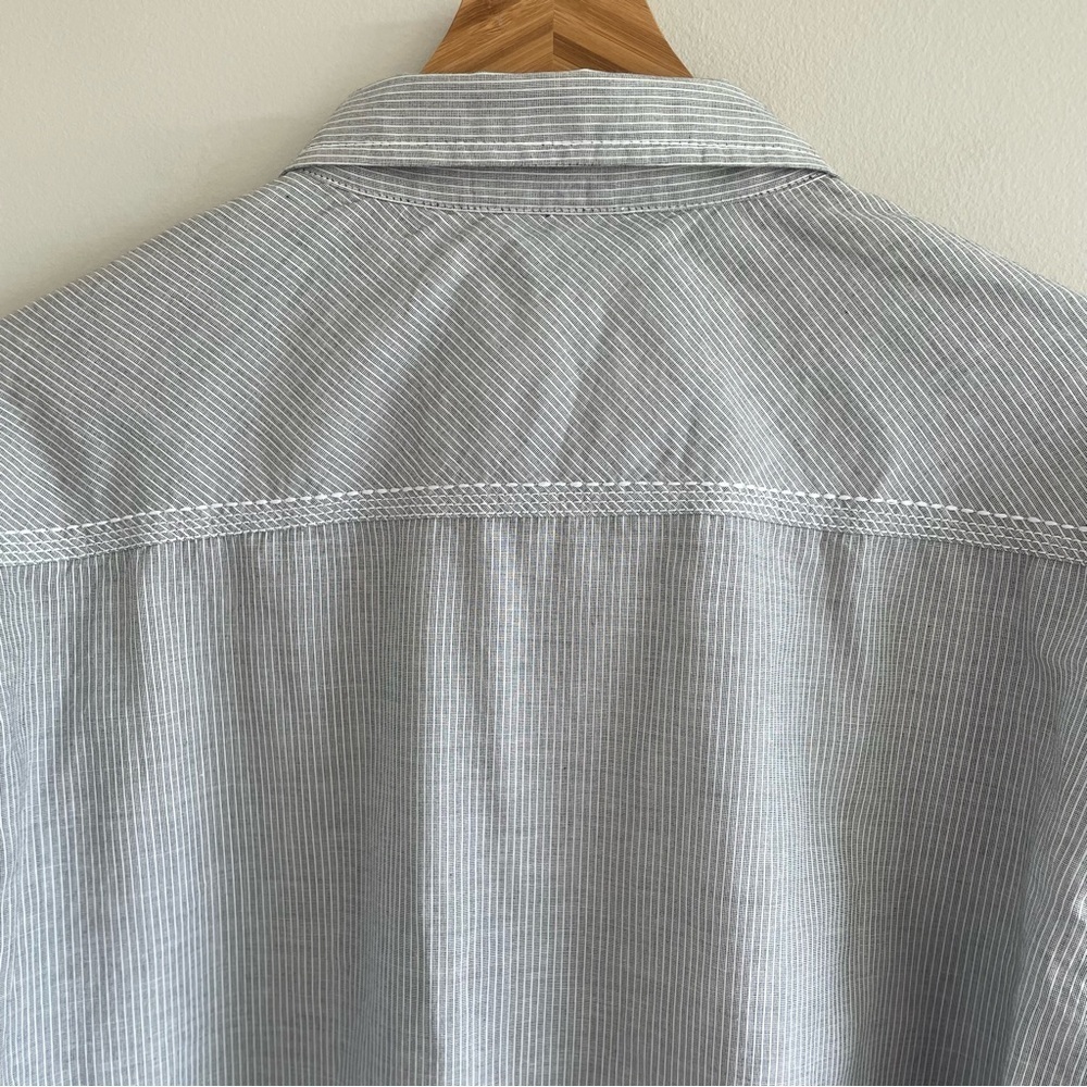 BKE Men's Athletic Fit Long Sleeve Button Up Gray/White Striped Shirt - Picture 3 of 11
